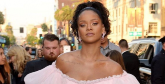 Rihanna w stylowej rożowej sukni